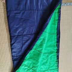 アウトドア　キャンプ用品　寝袋　紺×黄緑の画像