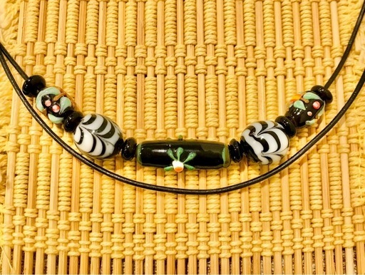 バリ島の希少なガラスビーズを使用したブラックレザーチョーカー # アクセサリー