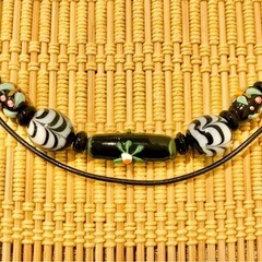 バリ島の希少なガラスビーズを使用したブラックレザーチョーカー # アクセサリーの画像
