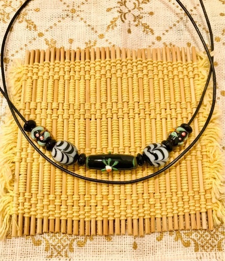 バリ島の希少なガラスビーズを使用したブラックレザーチョーカー # アクセサリー