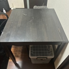 IKEAのテーブルと椅子