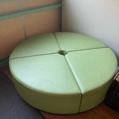 円形ソファの画像