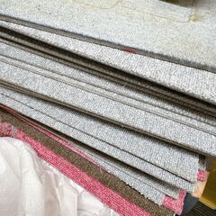 汚れ多め はぎれ含み タイル カーペット 50㎝×50㎝　50枚以上の画像