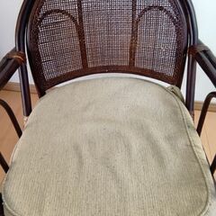 藤のイスの画像
