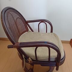 藤のイスの画像