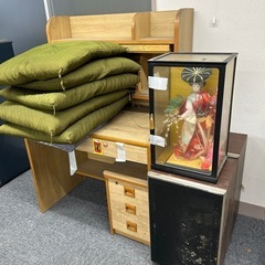 無料　
昭和レトロ机や座布団や人形の画像