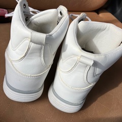 ハイカットスニーカー　ホワイト　27センチ
の画像