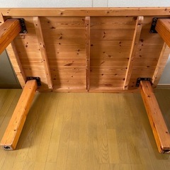 ダイニングテーブルと長椅子の画像