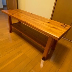 ダイニングテーブルと長椅子の画像