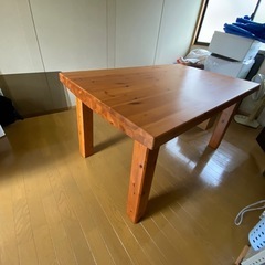 ダイニングテーブルと長椅子
