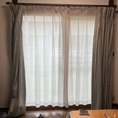 カーテンとカーテンレース2組の画像
