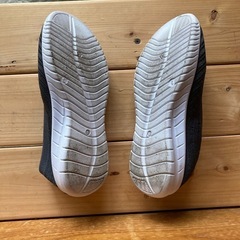 グレーのスリッポンの画像