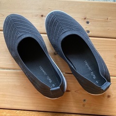 グレーのスリッポンの画像