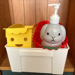 【お譲り先決まりました】🍓カゴ，ディスペンサーまとめ売り🐰 