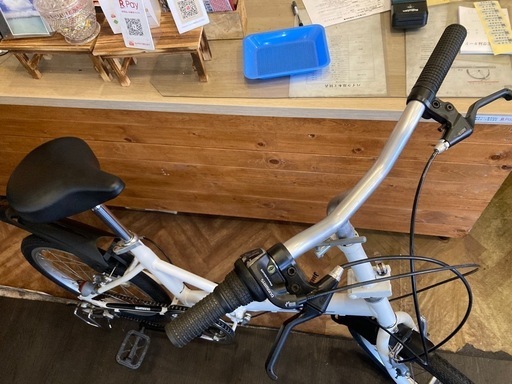 【SALE！4月中防犯登録無料！前後タイヤ・チューブ新品！】高さ調整可能　6段変速　20インチ折りたたみ自転車　ホワイト