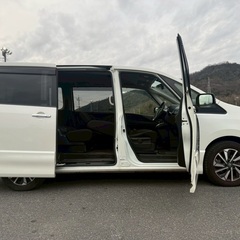 フリップダウンモニター付き☆8人乗り☆ガソリン代 節約☆S-HYBRID入りました‼️25年式☆月々1.2万円〜分割払い可❗️車検2年付き！大人気☆ニッサン セレナ☆Bluetooth対応ナビ☆走行中DVD見れます☆ETC☆便利なバックカメラ☆ドラレコ付きのフル装備☆両側電動スライドドア☆ウィンカーミラー☆フル装備☆車内広々三列シート‼️の画像