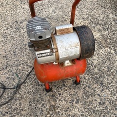 エアーコンプレッサー 実働 10l 7キロエア漏れ有りの画像