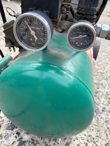 エアーコンプレッサー 30l 動作ok 8キロ
