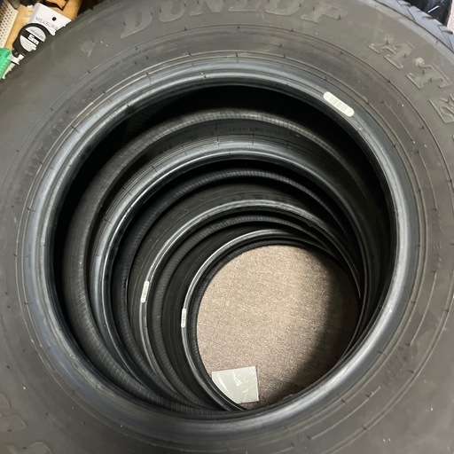 新車外しのタイヤです。ダンロップ?１９５／８０R95/８０R１５.４本目はバリバリあります。目は１０部です。イボ付き。