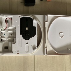 電池で動いて持ち運びできるスピーカー付CDプレイヤー 箱付きの画像