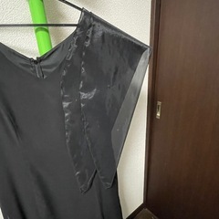 Vネックドレス（黒・透けるストール付き）の画像