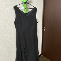 Vネックドレス（黒・透けるストール付き）の画像