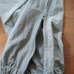 GU ナイロンカーキパンツの画像