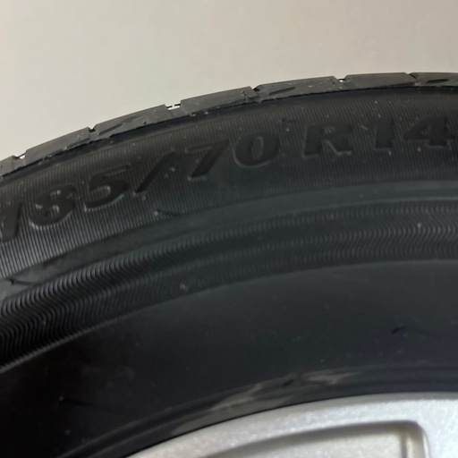 アルミホイル付きダンロップ１８５／７０R１４。４本。タイヤの目７部ワンシーズン履けると思います。