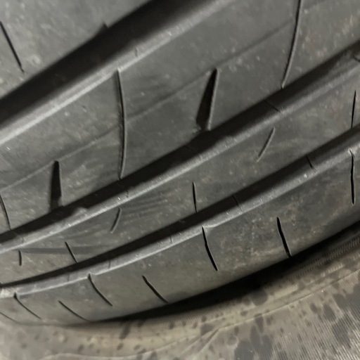 アルミホイル付きダンロップ１８５／７０R１４。４本。タイヤの目７部ワンシーズン履けると思います。
