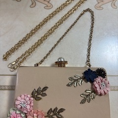 ベージュレザーとお花のパーティーバッグ ショルダーバッグの画像