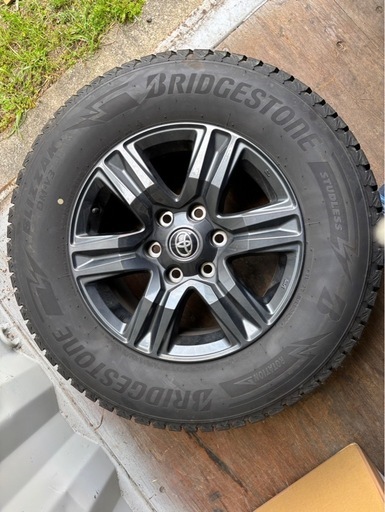 トヨタ　ハイラックス純正アルミ　スタッドレス付き