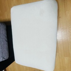L字ソファーとテーブルの画像