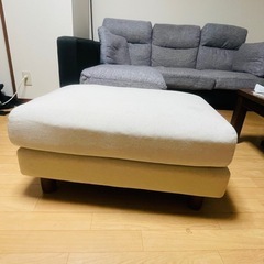 L字ソファーとテーブルの画像