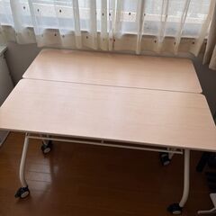 会議テーブル　2本　キャスター付き　折りたたみ可能　白木でナチュラル　平行スタックテーブルの画像