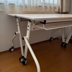 会議テーブル　2本　キャスター付き　折りたたみ可能　白木でナチュラル　平行スタックテーブルの画像