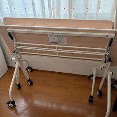 会議テーブル　2本　キャスター付き　折りたたみ可能　白木でナチュラル　平行スタックテーブルの画像