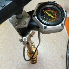 自転車用空気入れ　気圧計付き