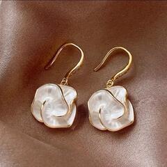 ★新品★未使用★花デザインのゴールドメッキピアス
