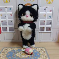 お魚を持った可愛い猫の羊毛フェルトの画像