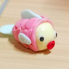 お魚を持った可愛い猫の羊毛フェルトの画像