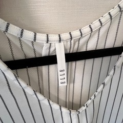 ELLE ホワイトストライプ Vネック 半袖シャツの画像