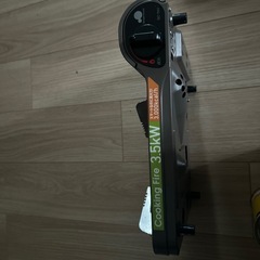 卓上ガスコンロとボンベの画像