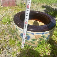 陶器製 水鉢 青茶色 丸型 花柄　約40cm 大型の画像