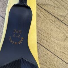 21.0 EEE イエローパンプスの画像