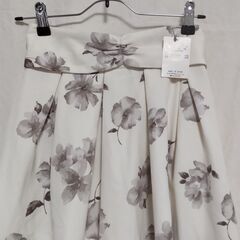 【新品タグ付き】マジェスティックレゴン モノクロフラワースカパンの画像