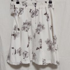 【新品タグ付き】マジェスティックレゴン モノクロフラワースカパンの画像