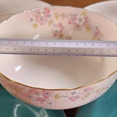 大皿4枚と大きな陶器ボウル ４点セットの画像