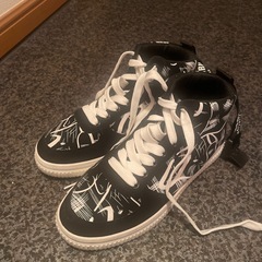 【取引中】22.5cmレディーススニーカーコントラスト 文字付テ...