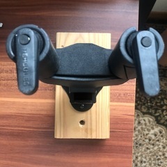 HERCULES ギターハンガー 壁掛け  - ブランド: HERCULES - タイプ: ギタースタンド - 素材: プラスチック・木材 - 特徴: 折りたたみ式の画像