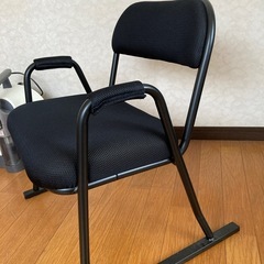 低い椅子の画像